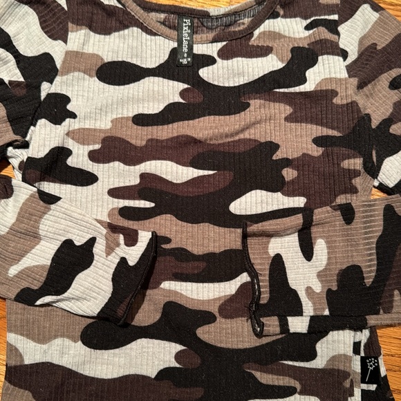 PixieLane camo cropped long sleeve tee super stylish and comfortable - Picture 2 of 4